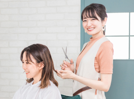 サロンの中心メンバーとしてお客様との長期的な関係づくりやお店づくりにも関われます。技術面のスキルアップはもちろん美容師としての幅も広げながら成長！